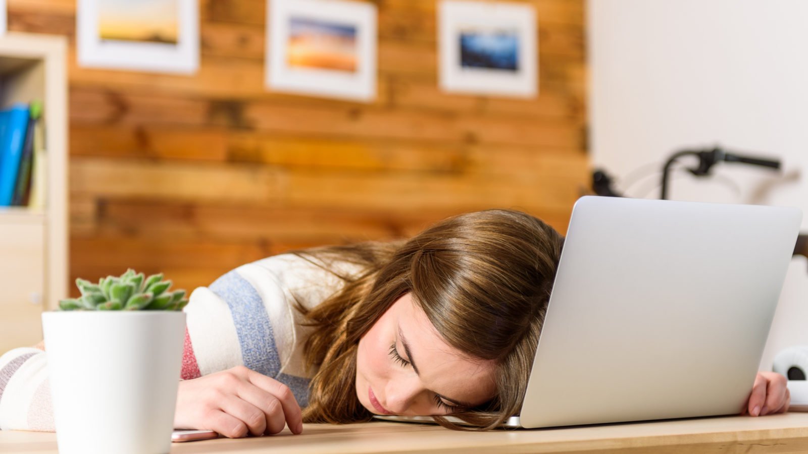 bored-at-work-1600x900