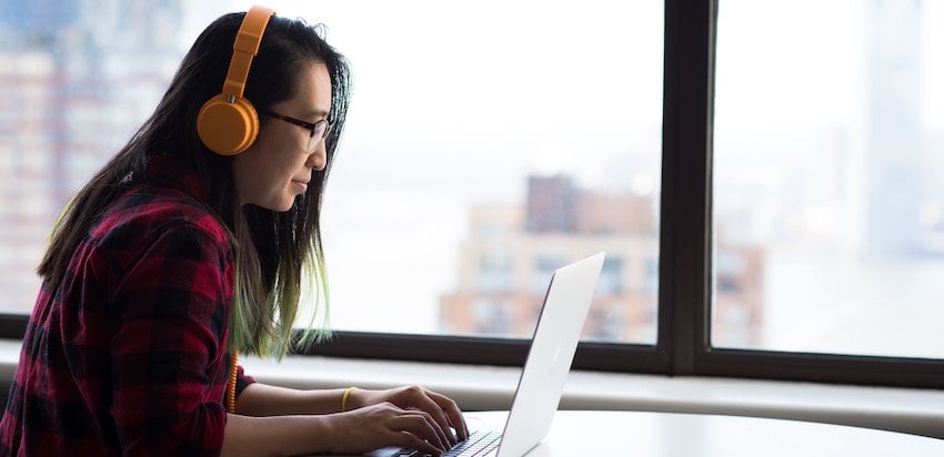 photography-of-woman-using-laptop-850-400-jpg