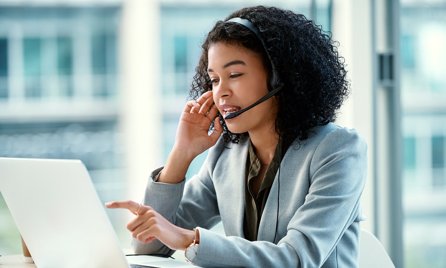 Customer service representative using GoToConnect to make phone call