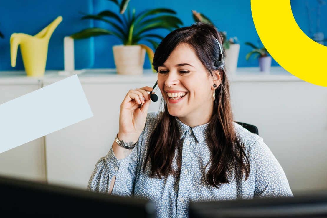 Agent happily assisting a customer, identifying and resolving quality issues quickly to ensure higher customer satisfaction.