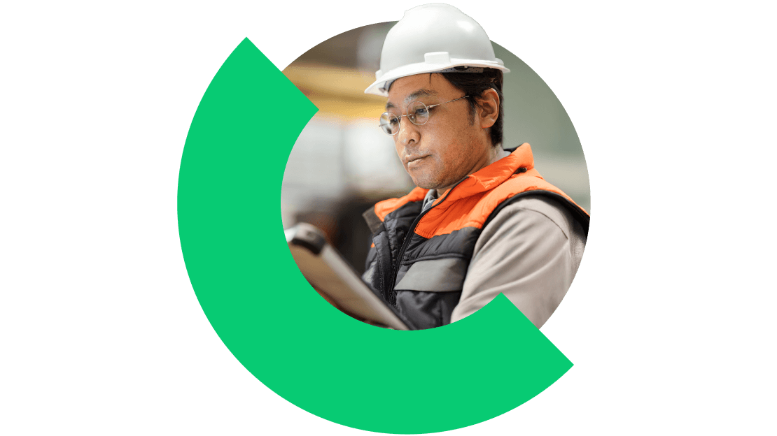 An operations manager streamlines production and optimizes workflow in a manufacturing facility.